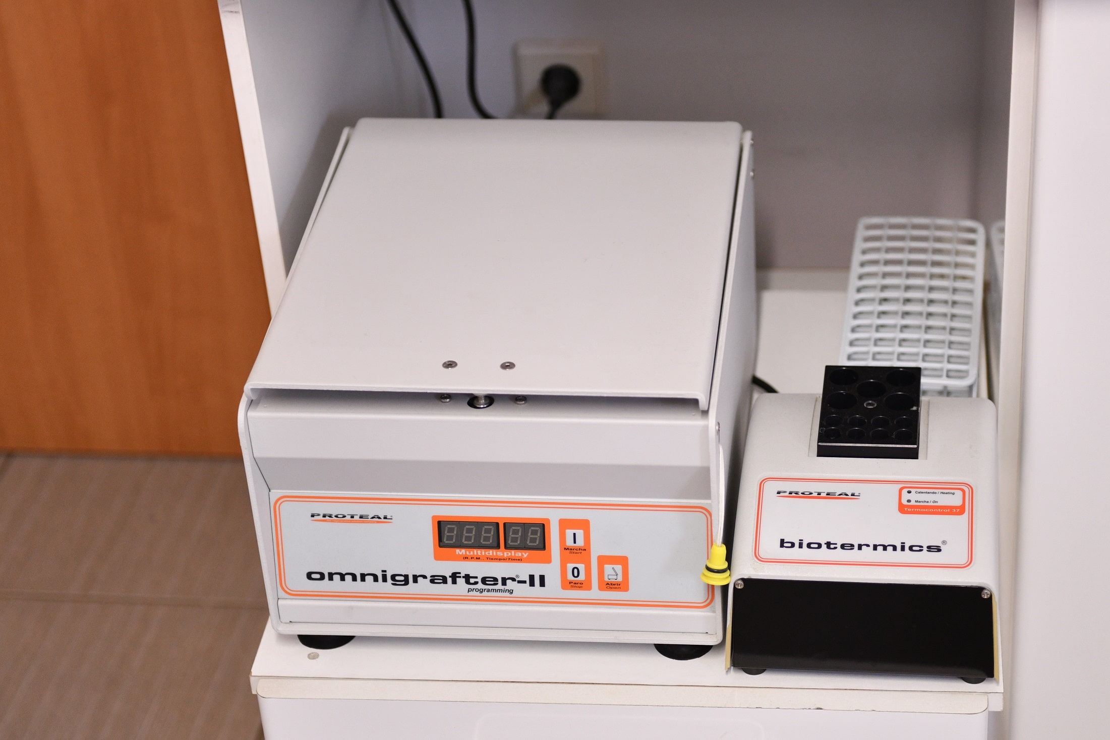 Συσκευή φυγοκέντρησης Omnigrafter II και συσκευή θέρμανσης Biotermics